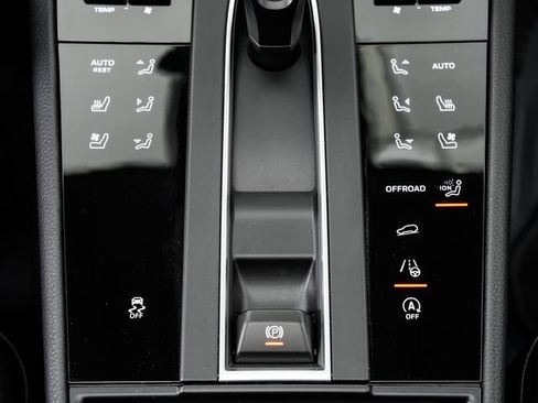 Certified 2026 Porsche Macan AWD/4WD image 19