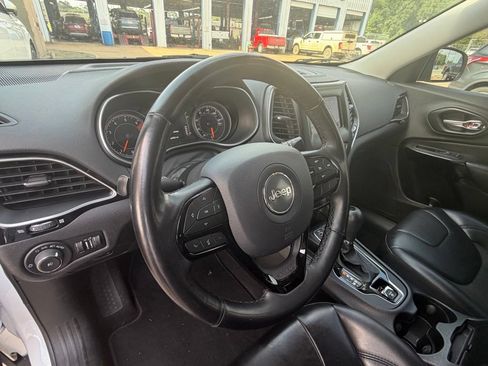 Used 2021 Jeep Cherokee Latitude Plus FWD image 13