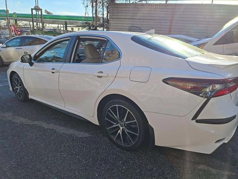 Used 2022 Toyota Camry SE FWD image 2