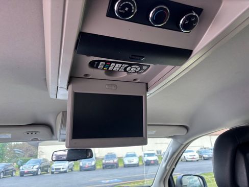 Used 2014 Chrysler Town & Country Touring FWD image 15
