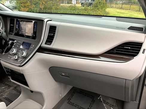 Used 2017 Toyota Sienna XLE image 19