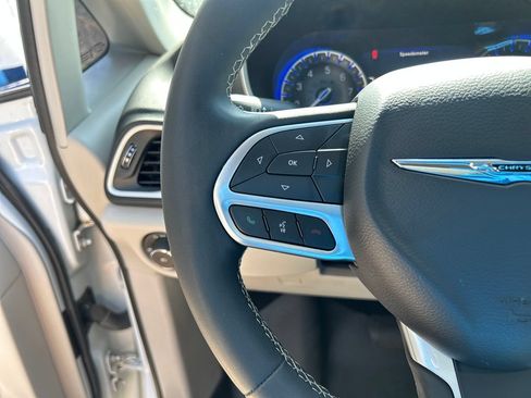 Used 2022 Chrysler Pacifica Touring-L FWD image 21
