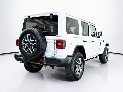 Used 2025 Jeep Wrangler Sahara image 9