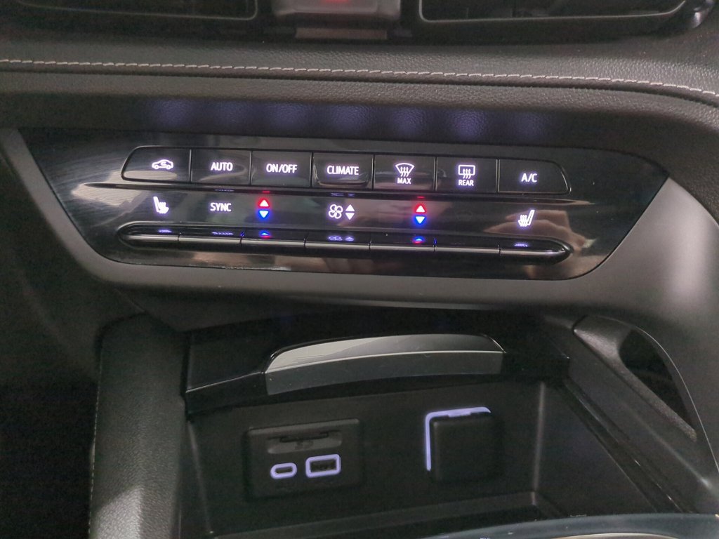 Used 2021 Buick Envision Essence w/ Technology Package I AWD/4WD image 12