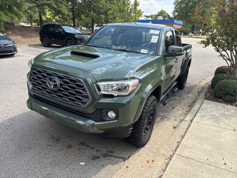 Used 2022 Toyota Tacoma TRD Sport w/ TRD Premium Sport Package AWD/4WD image 36