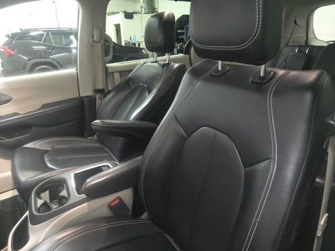 Used 2023 Chrysler Pacifica Touring-L FWD image 16