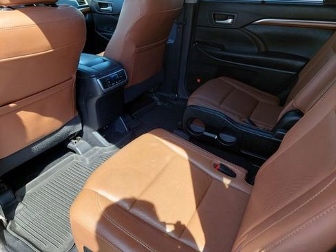 Used 2017 Toyota Highlander Limited image 44