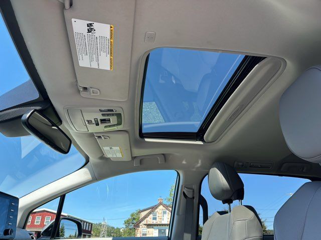 Used 2022 Toyota Sienna XLE AWD/4WD image 22