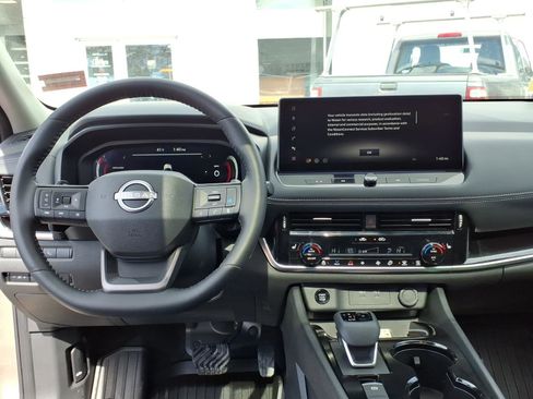 Used 2025 Nissan Rogue SL w/ SL Premium Package image 8