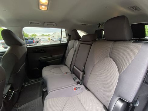 Used 2023 Toyota Highlander LE AWD/4WD image 22