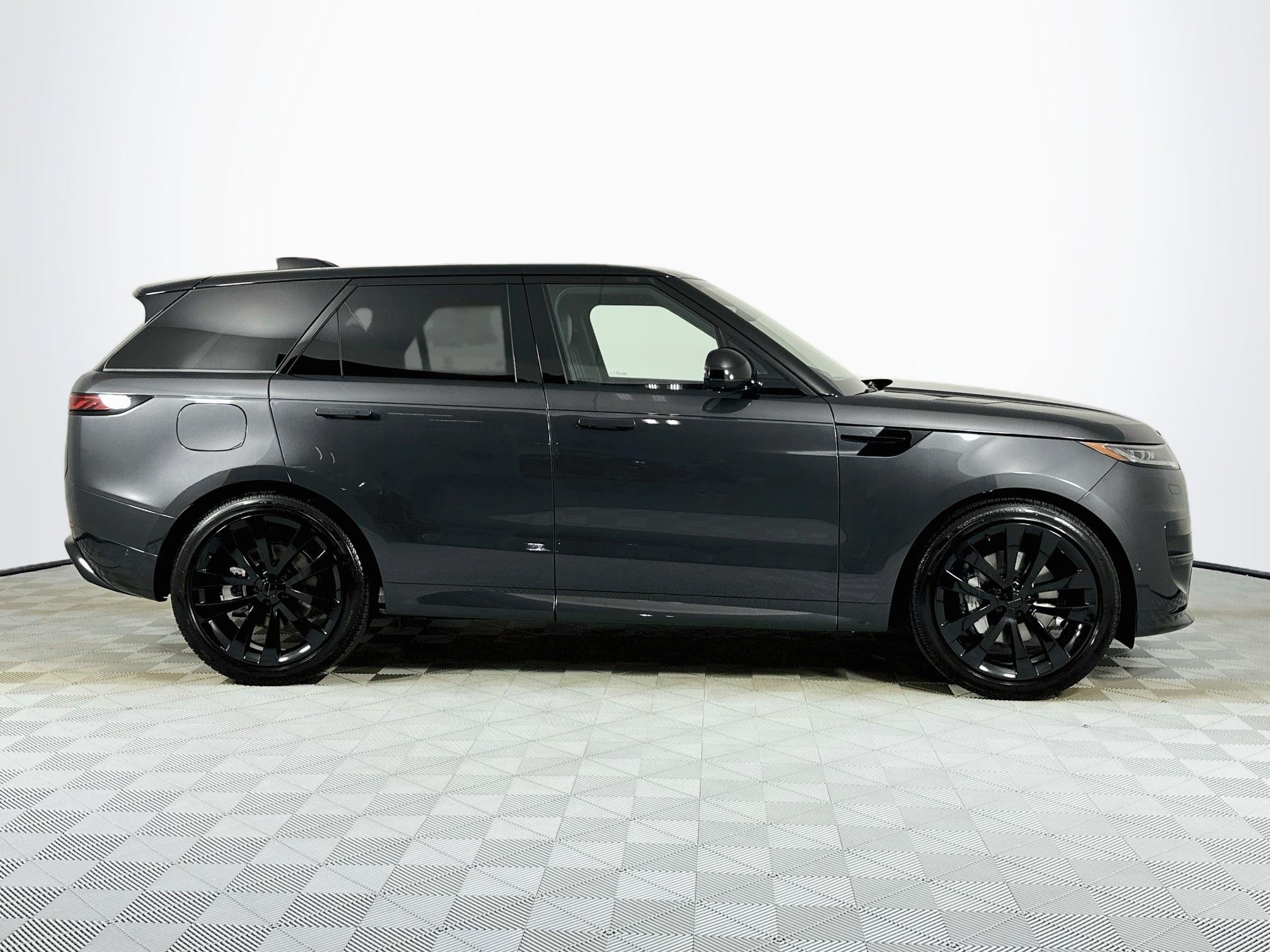 New 2027 Land Rover Range Rover Sport Dynamic SE AWD/4WD image 4
