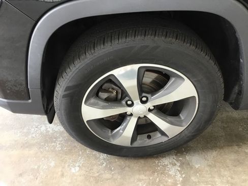 Used 2019 Jeep Cherokee Limited AWD/4WD image 5