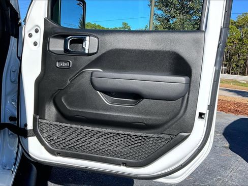 Used 2025 Jeep Wrangler Sport image 21