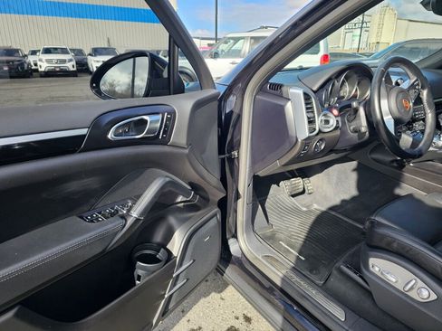 Used 2017 Porsche Cayenne image 19