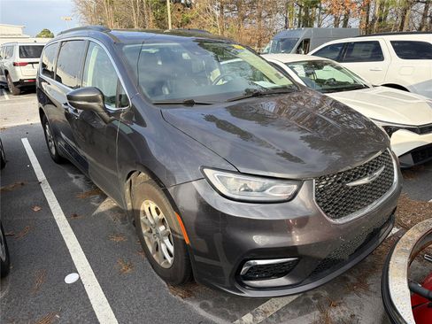 Used 2022 Chrysler Pacifica Touring-L image 3