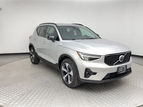 Certified 2025 Volvo XC40 B5 Plus image 8