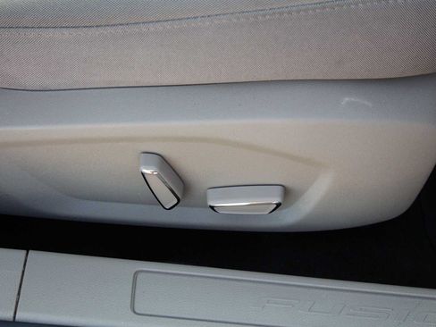 Used 2019 Ford Fusion SE FWD image 18