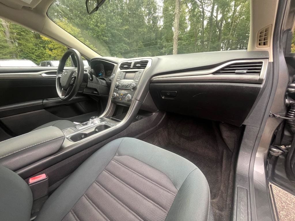 Used 2018 Ford Fusion SE FWD image 39