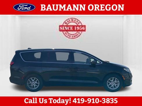Used 2023 Chrysler Pacifica Touring-L FWD image 4