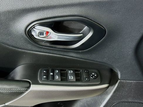 Used 2021 Jeep Cherokee Latitude FWD image 22