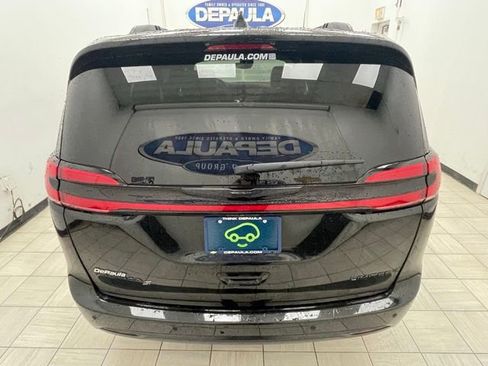 Used 2023 Chrysler Pacifica Limited w/ Uconnect Theater Family Group image 19