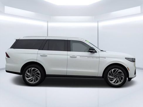 Used 2025 Lincoln Navigator Reserve AWD/4WD image 2