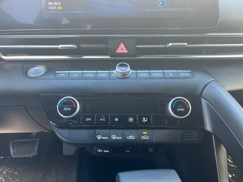 Used 2024 Hyundai Elantra SEL FWD image 18