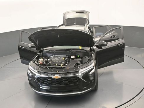 Used 2025 Chevrolet Trax LT w/ Driver Confidence Package image 66