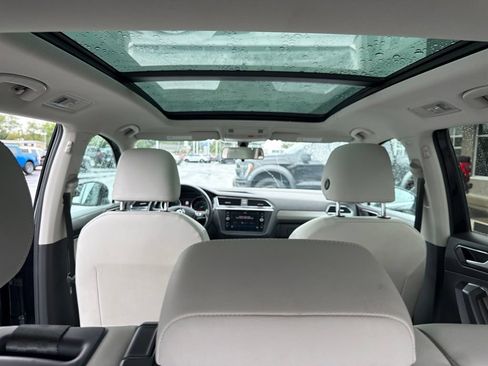 Used 2018 Volkswagen Tiguan SE w/ Panoramic Sunroof Package FWD image 12