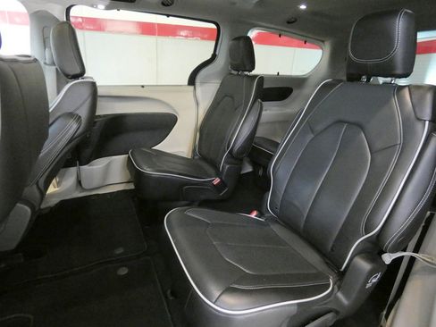 Used 2024 Chrysler Pacifica Limited w/ Trailer Tow Group FWD image 26