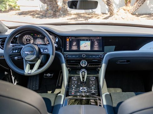 Used 2025 Bentley Flying Spur Plug-In Hybrid image 4