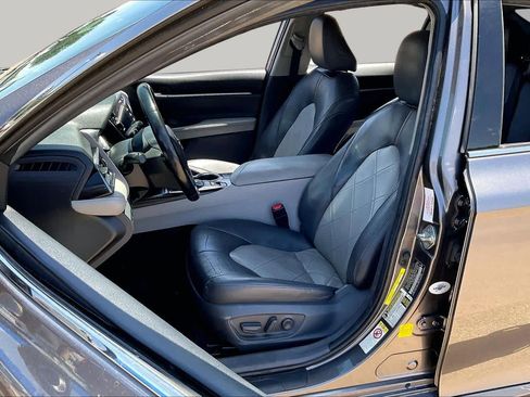 Used 2019 Toyota Camry XLE FWD image 8