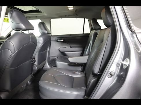 Used 2024 Toyota Highlander XLE AWD/4WD image 40