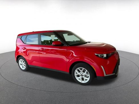 Used 2025 Kia Soul LX w/ LX Technology Package FWD image 2