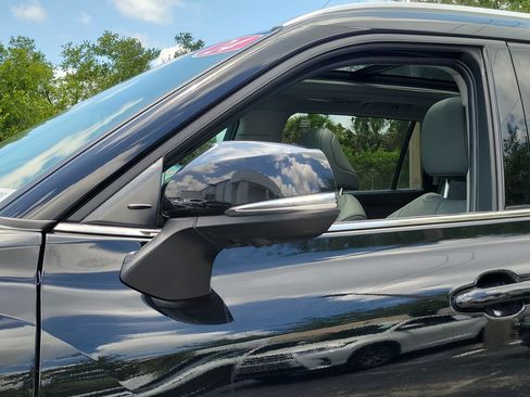 Certified 2024 Toyota Highlander Platinum FWD image 8