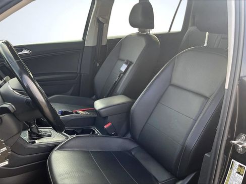 Used 2018 Volkswagen Tiguan SE w/ Panoramic Sunroof Package image 25