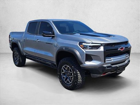 Used 2025 Chevrolet Colorado ZR2 w/ Technology Package AWD/4WD image 3