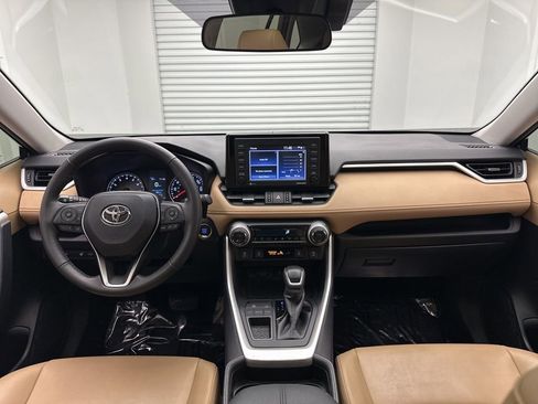 Used 2020 Toyota RAV4 XLE Premium image 17