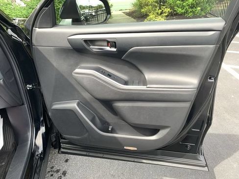 Used 2024 Toyota Highlander XLE FWD image 13