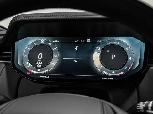 Used 2025 Land Rover Range Rover Long Wheelbase SE image 16