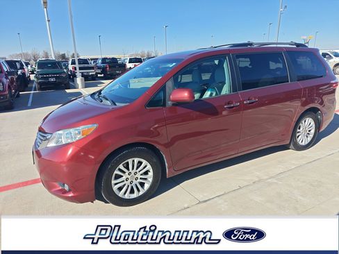 Used 2015 Toyota Sienna XLE image 1