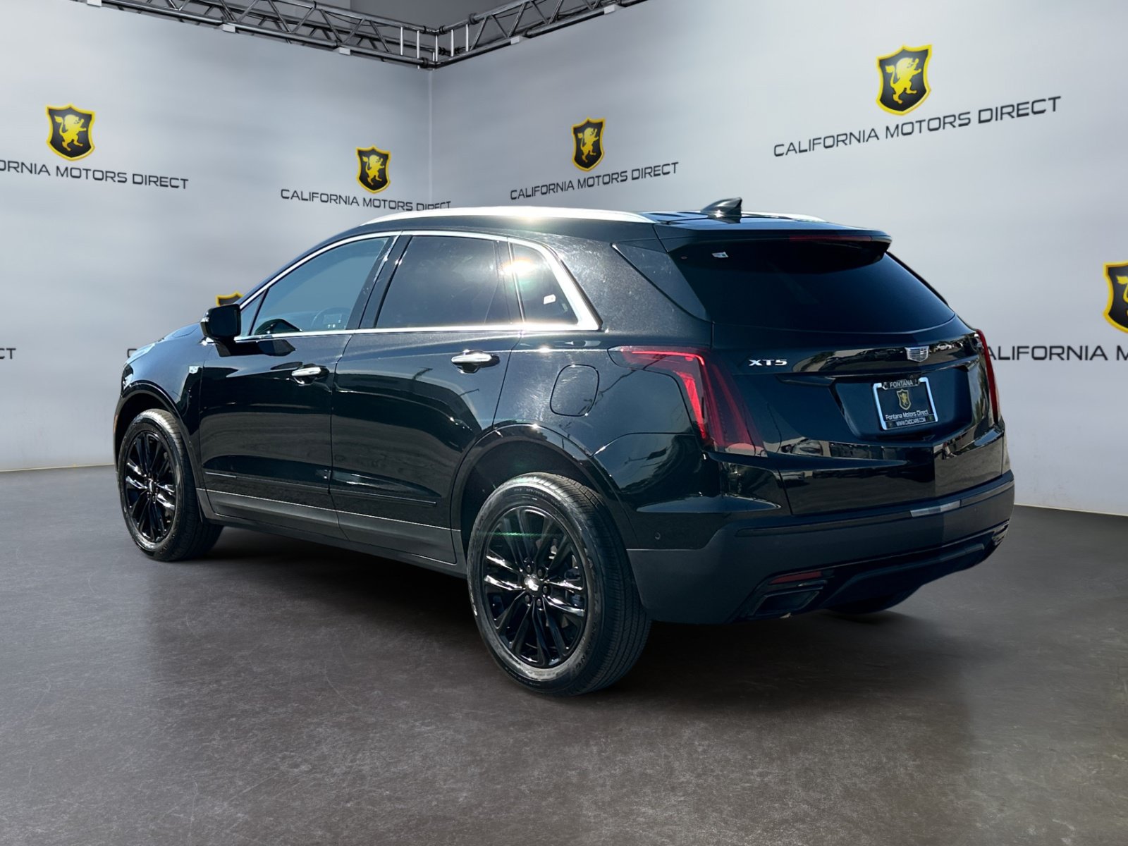 Used 2022 Cadillac XT5 Premium Luxury w/ LPO, ONYX Package FWD image 3