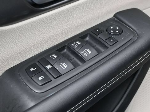 Used 2023 Chrysler Pacifica Touring-L FWD image 14