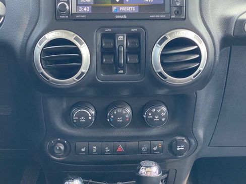 Used 2013 Jeep Wrangler Unlimited Sahara w/ Dual Top Group AWD/4WD image 21