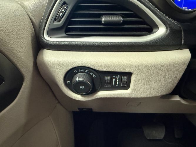 Used 2024 Chrysler Pacifica Limited FWD image 22