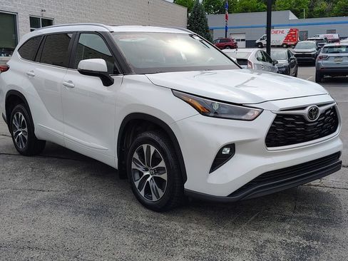 Used 2023 Toyota Highlander XLE AWD/4WD image 4