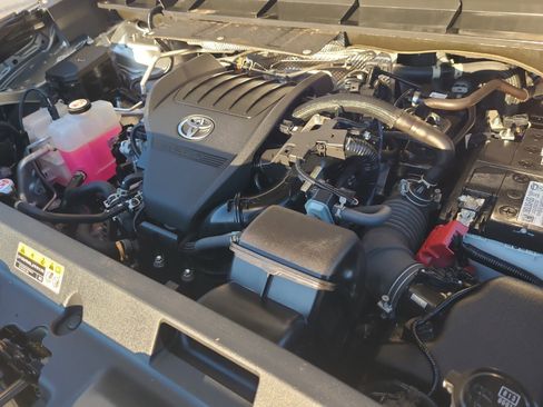 Certified 2023 Toyota Highlander L image 28