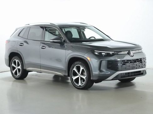 Certified 2025 Volkswagen Tiguan SE AWD/4WD image 9