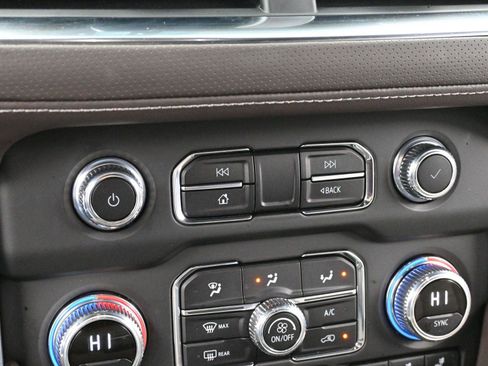 Used 2024 GMC Yukon XL SLT w/ SLT Luxury Package image 21