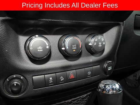 Used 2017 Jeep Wrangler Unlimited Sahara w/ Connectivity Group AWD/4WD image 14